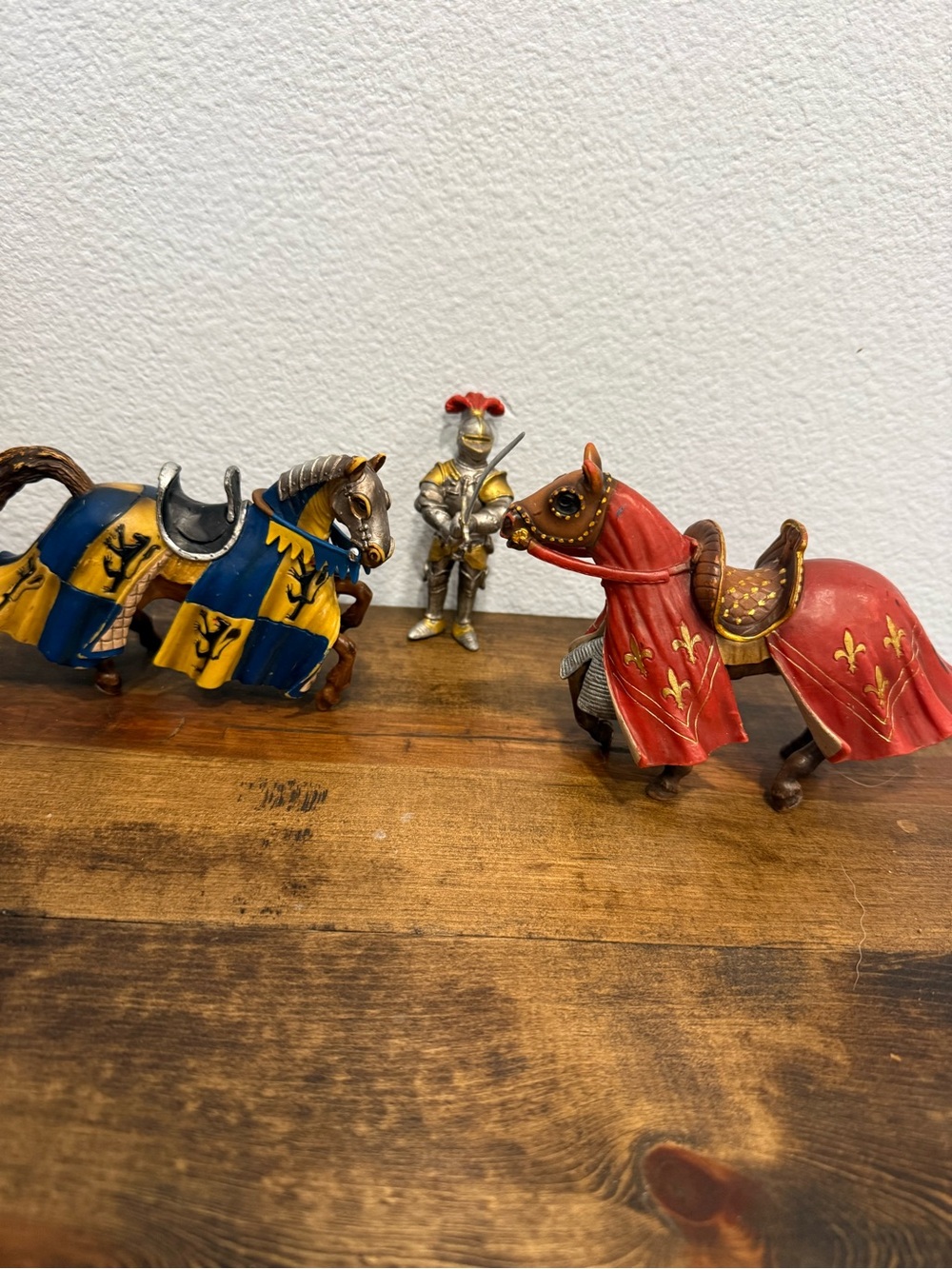 Medieval Decorative Knight and Horse Figurine Set - Red and Blue